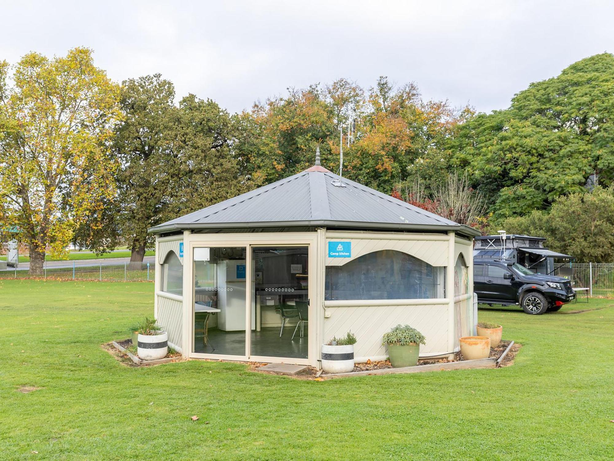 Nrma Bairnsdale Riverside Holiday Park Екстер'єр фото