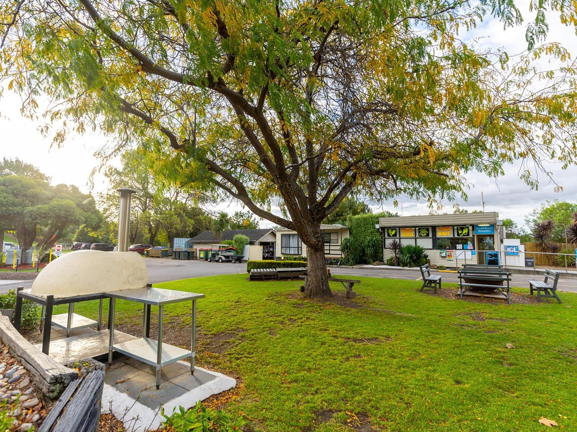 Nrma Bairnsdale Riverside Holiday Park Екстер'єр фото